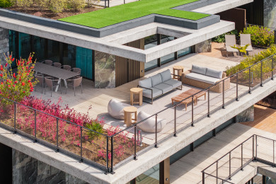 Terraço envolvente com zona de estar e de refeições