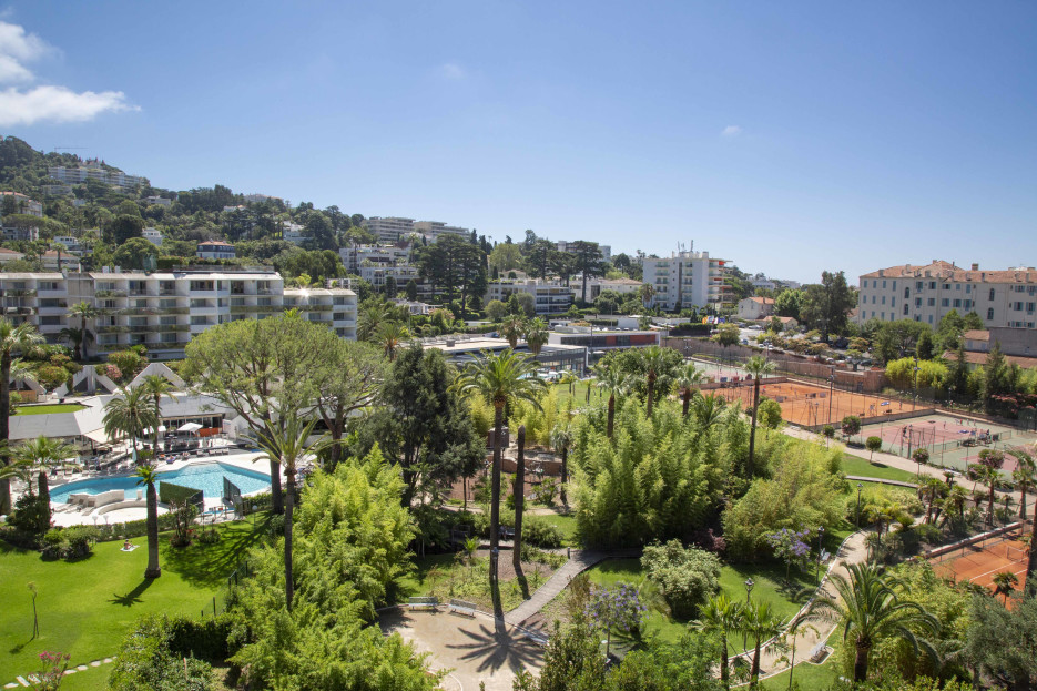 Vue dégagée sur colline, complexe sportif et mer