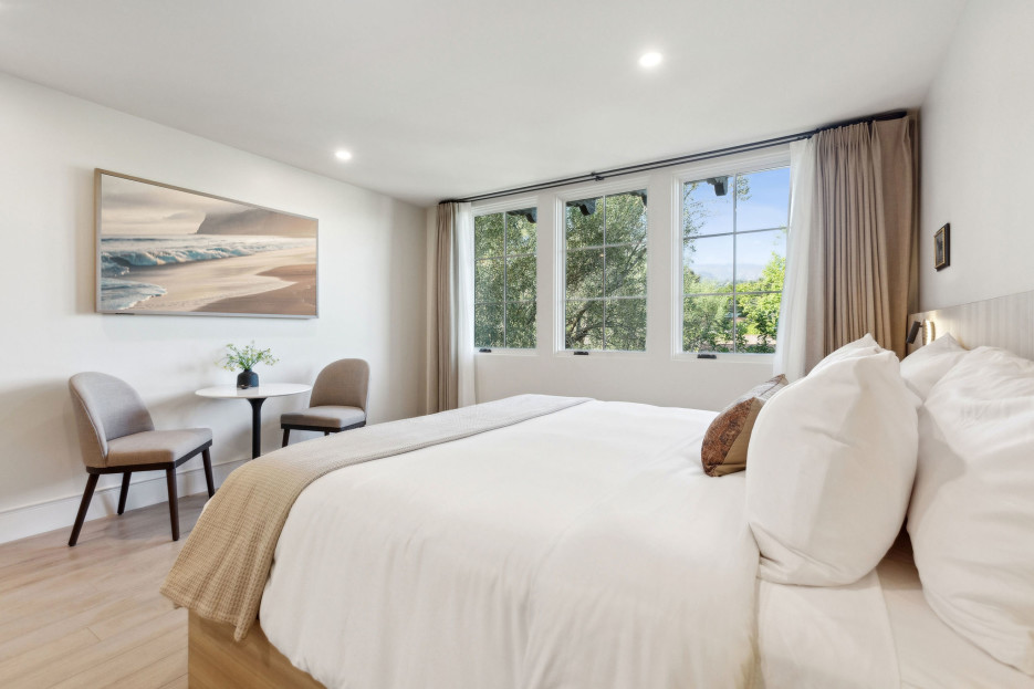 King-size bed, sleeps 2, seating area, and 65