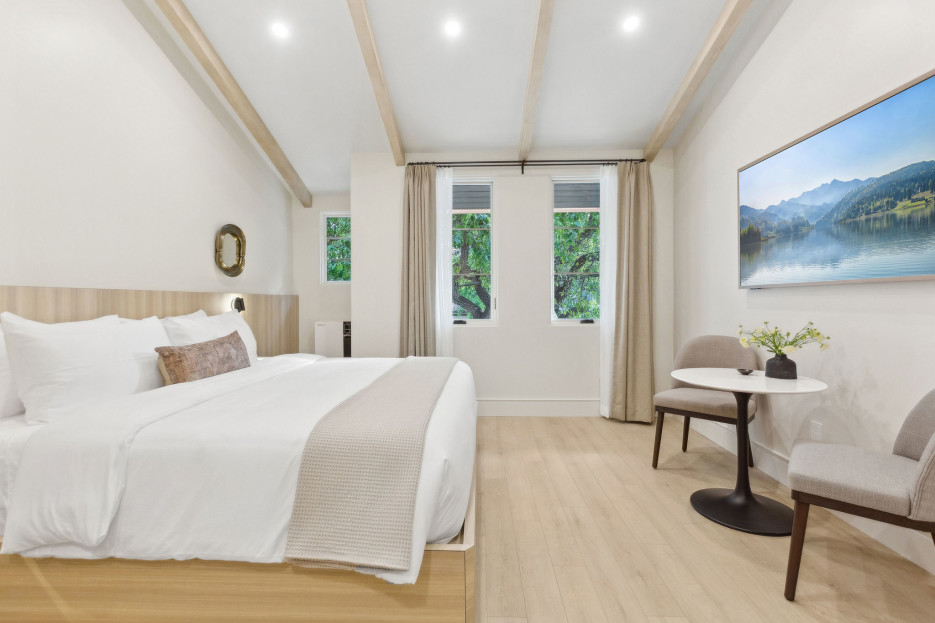 King-size bed, sleeps 2 (Cool Gel Chill memory foam mattress)