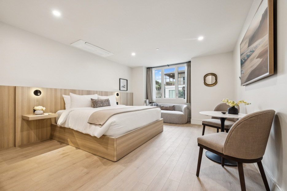 King-size bed, sleeps 2, seating area, and 65