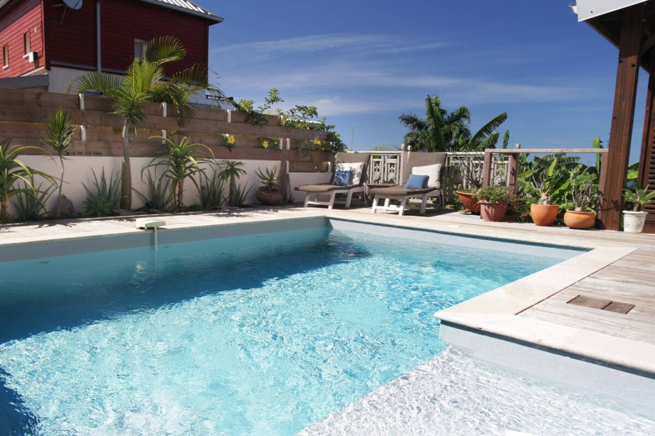 Piscine et belle terrasse arborée