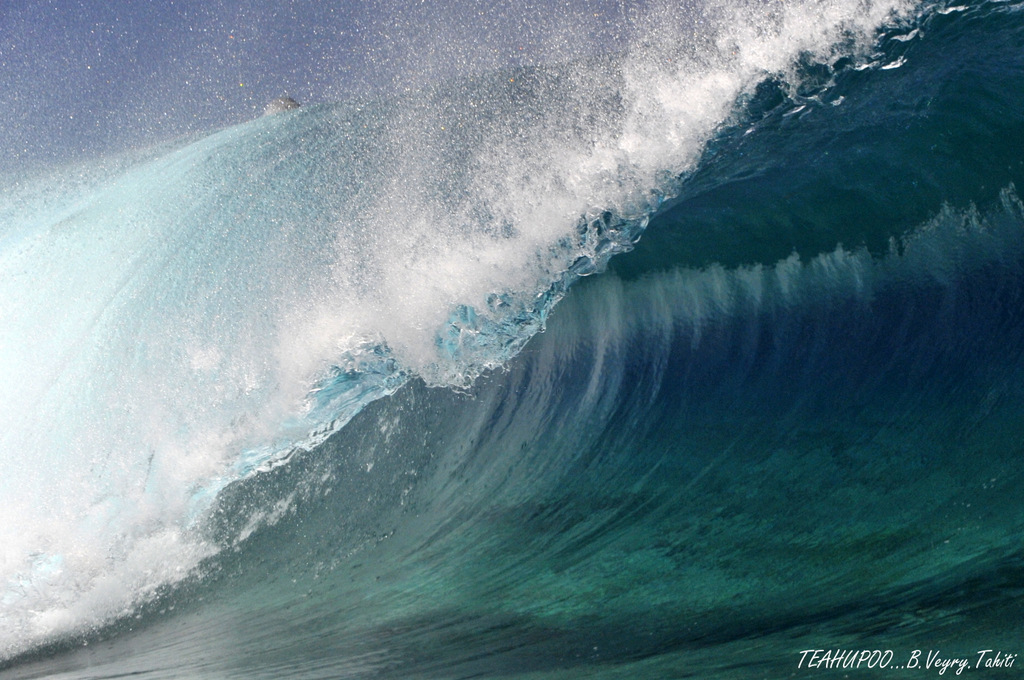 Une vague en mouvement photographiée par Bens Tahiti