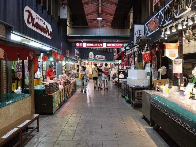 Enjoying Kanazawa Gourmet at Restaurants Inside and Outside the Market