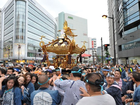 Hanazono Shrine Grand Festival (May)