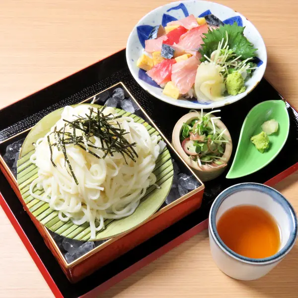 Lunch Standard "Himi Udon and Seafood Chirashi Set"