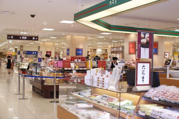 Department Store Food Sections with Extensive Selections