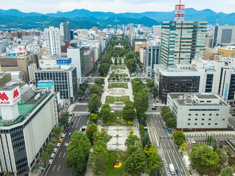 Scenery and Atmosphere Colored by Roadside Flower Beds and Trees