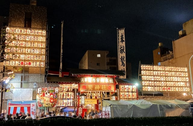 Lively ennichi atmosphere continues until late at night