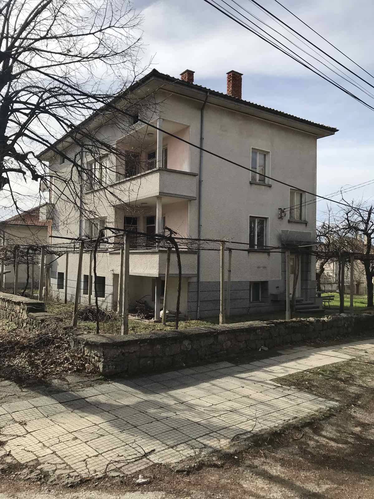 Двуетажна къща със сутерен и таванско помещение в гр. Хисаря Хисаря