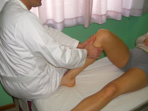 Anterior Drawer Test. Sumber: F Margerhitini, Openi 2010.