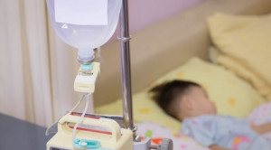 Cairan Ringer Laktat vs Salin Normal untuk Diare dengan Dehidrasi pada Anak