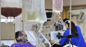 Perbandingan Cairan Normal Saline dan Solusio Balans untuk Pasien Kritis – Telaah Jurnal Alomedika