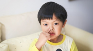 Metode Parent’s Kiss untuk Mengeluarkan Benda Asing dari Hidung Anak