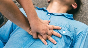 Luaran Neurologis pada Henti Jantung di Luar Rumah Sakit: Ventilasi atau Intubasi?