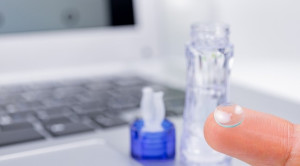 Risiko Infeksi Kornea Akibat Penggunaan Lensa Kontak