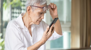 Manfaat Suplementasi Vitamin dan Mineral pada Age-Related Macular Degeneration