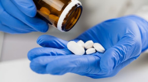 Dampak Menghentikan atau Melanjutkan ACEI dan ARB terhadap Jumlah Hari Hidup dan Keluar Rumah Sakit pada Pasien COVID-19 yang Dirawat Inap: Uji Acak Terkontrol - Telaah Jurnal Alomedika