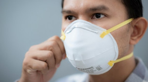Efikasi Masker Bedah dan Masker Respirator N95 untuk Mencegah Infeksi Saluran Pernapasan pada Tenaga Medis