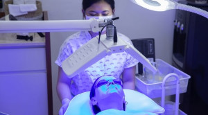 Manfaat Terapi Blue Light untuk Akne Vulgaris