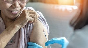 Pengaruh Penggunaan Vaksin Pneumokokus Konjugat Terhadap Rawat Inap Pneumonia pada Lansia – Telaah Jurnal Alomedika