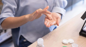 Cara Membersihkan Lensa Kontak Rigid Gas Permeable (RGP)