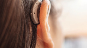 Hubungan antara Penggunaan Alat Bantu Dengar dan Mortalitas pada Orang Dewasa dengan Tuli – Telaah Jurnal Alomedika