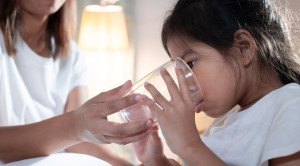 Mengapa Pemberian Oralit pada Anak Diare Belum Optimal – Telaah Jurnal Alomedika