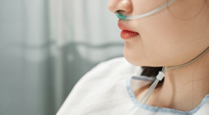 Terapi Oksigen Jangka Panjang Selama 24 vs 15 Jam Sehari pada Hipoksemia Berat – Telaah Jurnal Alomedika