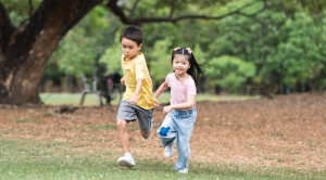 Pengaruh Durasi Aktivitas Luar Ruangan terhadap Miopia – Telaah Jurnal Alomedika