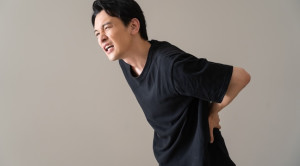 Berjalan Kaki Efektif Mencegah Kekambuhan Nyeri Punggung Bawah – Telaah Jurnal Alomedika