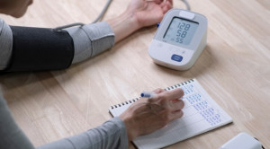 Seberapa Sering Pengukuran Tekanan Darah Mandiri Perlu Diulang – Telaah Jurnal Alomedika