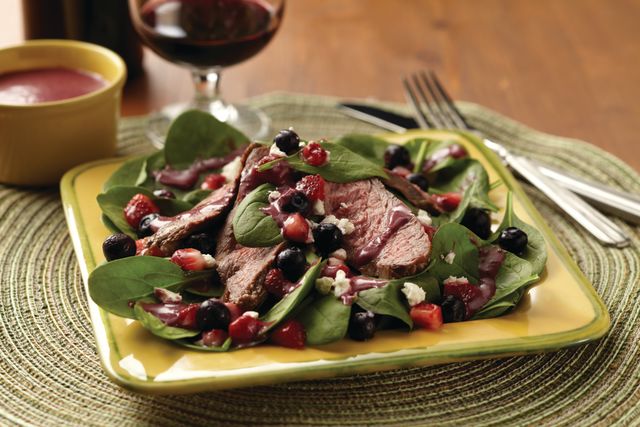 Berry Spinach Salad with Steak