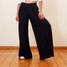 Musta Wide-leg black trousers .Loose pants: Wide leg black trousers are a classic wardrobe staple that offer versatility and style