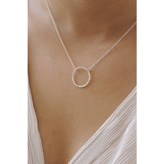 Avoin Hammered Circle riipus kaulakoru