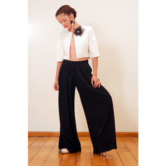 Mustat leveälahkeiset housut. Löysät housut