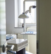 Zahnarzt in langen zahnarztpraxis hanel blick ins behandlungszimmertigw1l