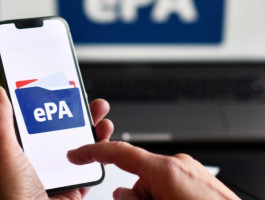 Eine Hand hält ein Smartphone. Auf dem Bildschrim ein Ordner mit der Aufschrift ePA.