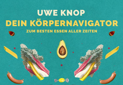 Das Bild zeigt einen türkisfarbenen Hintergrund mit verschiedenen Lebensmitteln, darunter eine Avocado, Salatblätter, eine Wurst, verschiedene Nudeln und rote Paprikastücke, die symmetrisch angeordnet sind.