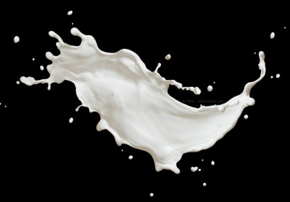 Ein Spritzer weiße Flüssigkeit, wahrscheinlich Milch, vor einem schwarzen Hintergrund.