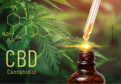 Eine Grafik von Cannabisblättern im Hintergrund, überlagert mit der chemischen Strukturformel von Cannabidiol (CBD). Im Vordergrund ist eine braune Flasche mit einer Pipette zu sehen, aus der ein Tropfen CBD-Öl heruntertropft.
