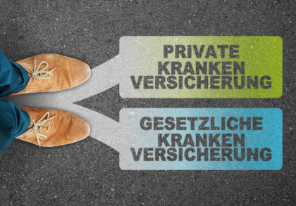 Das Bild zeigt zwei Pfeile auf einer Asphaltstraße, die von einem Punkt ausgehen und in verschiedene Richtungen zeigen.