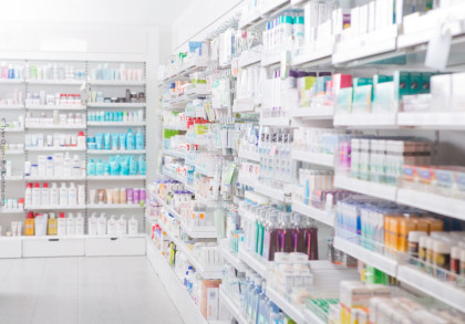 Dies ist ein Bild eines hellen und sauberen Apotheken- oder Drogeriegeschäfts. Die Regale sind voll mit einer Vielzahl von Gesundheits- und Körperpflegeprodukten, einschließlich Flaschen, Schachteln und Tuben.