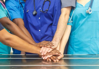 Ärzte und Ärztinnen können sich in unterschiedlichen Praxisformen zusammenschließen, um Patienten und Patientinnen optimal zu betreuen.