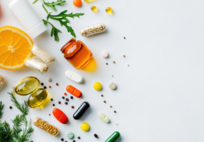 Verschiedene Nahrungsergänzungsmittel, frisches Gemüse, Obst und Samen auf weißem Hintergrund, symbolisch für gesunde Ernährung und Supplementierung.