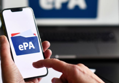 Eine Hand hält ein Smartphone. Auf dem Bildschrim ein Ordner mit der Aufschrift ePA.