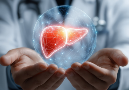 Medizinische Fachperson hält eine leuchtende digitale Darstellung der Leber in den Händen – Symbol für Lebergesundheit und natürliche Unterstützung der Leberfunktion.