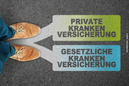 Das Bild zeigt zwei Pfeile auf einer Asphaltstraße, die von einem Punkt ausgehen und in verschiedene Richtungen zeigen.