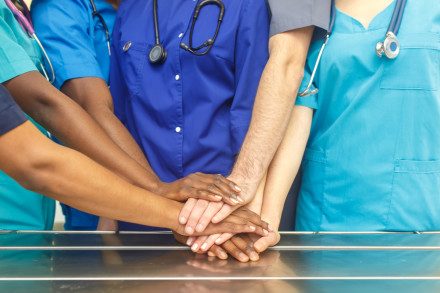 Ärzte und Ärztinnen können sich in unterschiedlichen Praxisformen zusammenschließen, um Patienten und Patientinnen optimal zu betreuen.