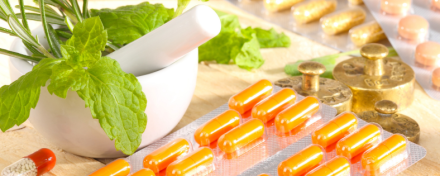 Medizinisches Cannabis steht neben traditionellen Medikamenten, was die Verbindung von Schulmedizin und Naturheilkunde symbolisiert.